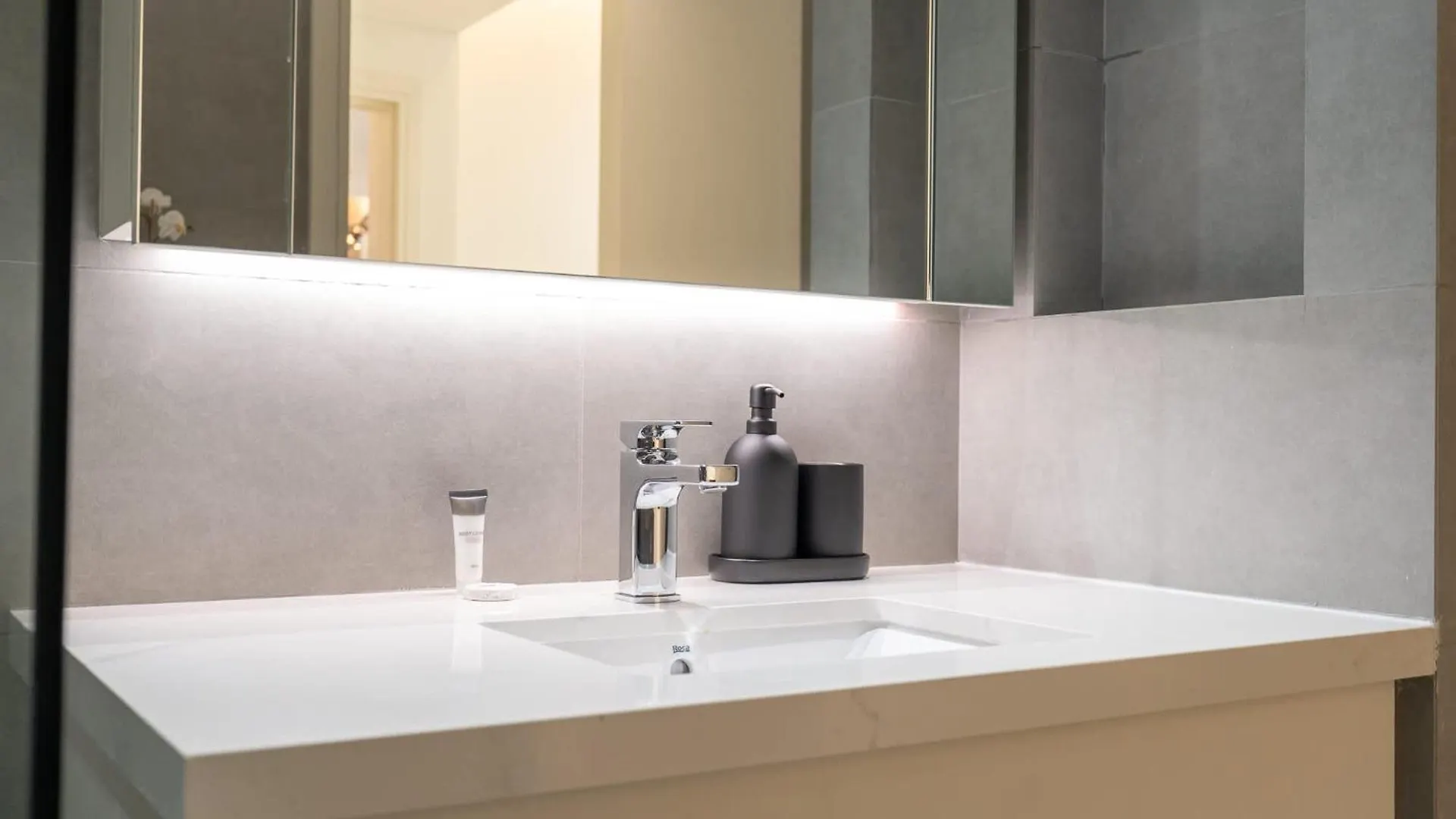 Elegant 1-Bedroom Apartment For 2 Near To Burj Khalifa Dubai