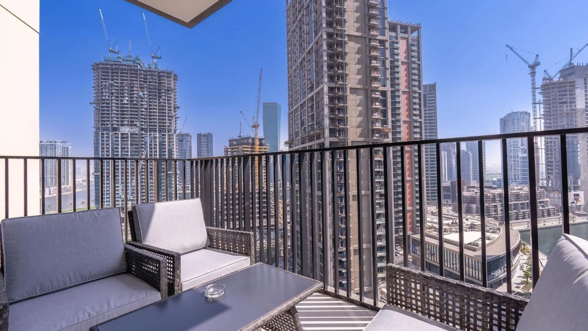 Elegant 1-Bedroom Apartment For 2 Near To Burj Khalifa Dubai